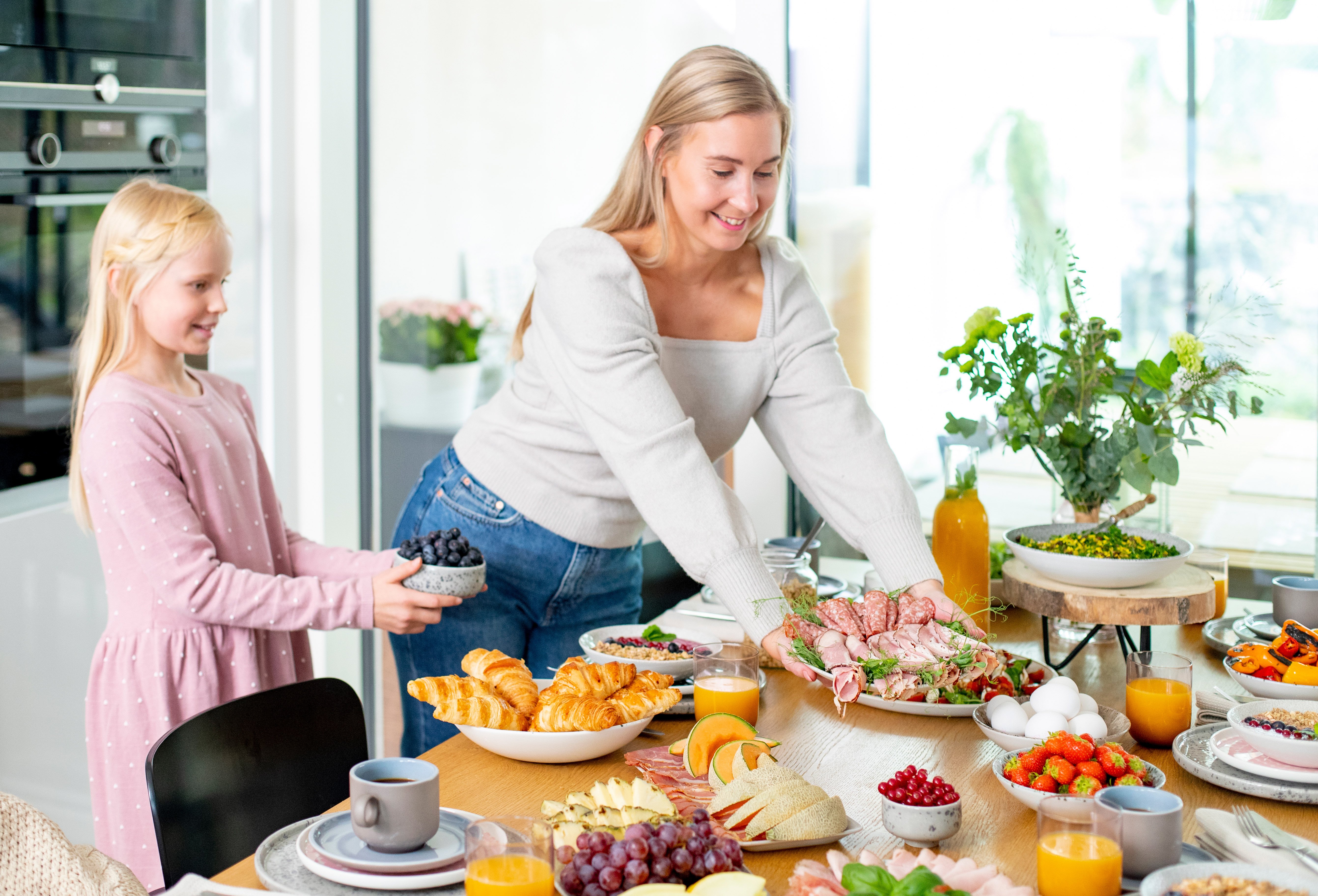 Mor og datter forbereder brunch